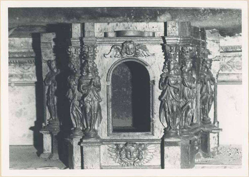 autel et retable de la chapelle du Carmel, gradins d'autel, tabernacle, groupe sculpté : la Vierge de Pitié et des anges - © Ministère de la Culture (France), Médiathèque du patrimoine et de la photographie, diffusion GrandPalaisRmn Photo