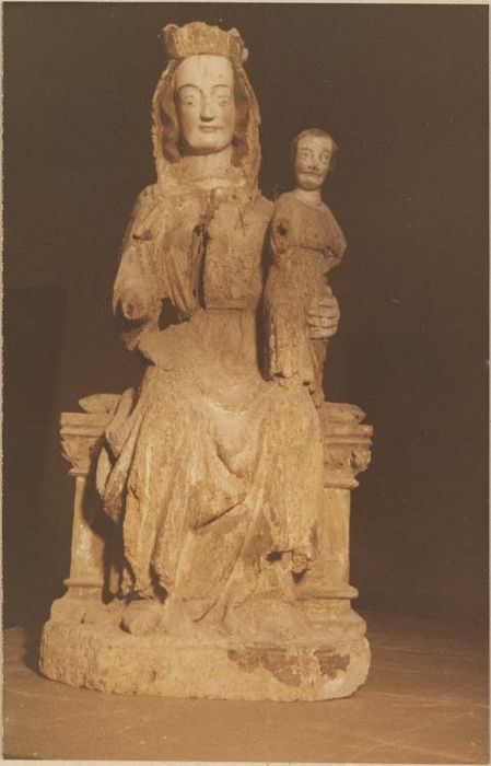 statue : Vierge à l'Enfant assise