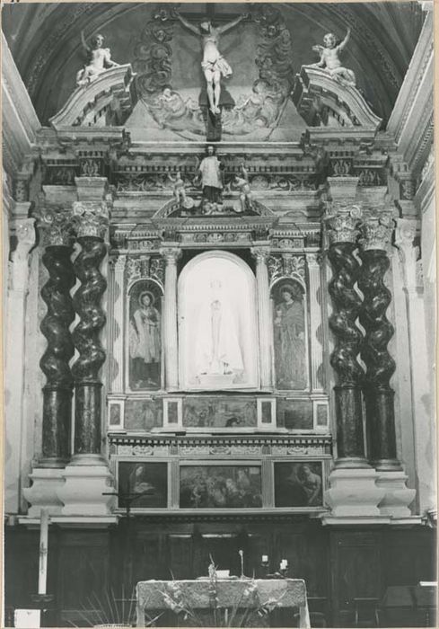 Autel, retable (triptyque), tableaux : Saint Antonin martyr, Saint Jean l'évangéliste, la Nativité, la Vierge et l'ange de l'Annonciation, statues : Vierge Immaculée dite Notre-Dame-de-Levens (maître-autel)