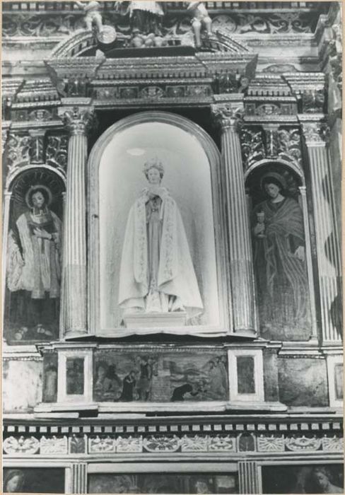 autel, retable (triptyque), tableaux : Saint Antonin martyr, Saint Jean l'évangéliste, la Nativité, la Vierge et l'ange de l'Annonciation, statues : Vierge Immaculée dite Notre-Dame-de-Levens (maître-autel)