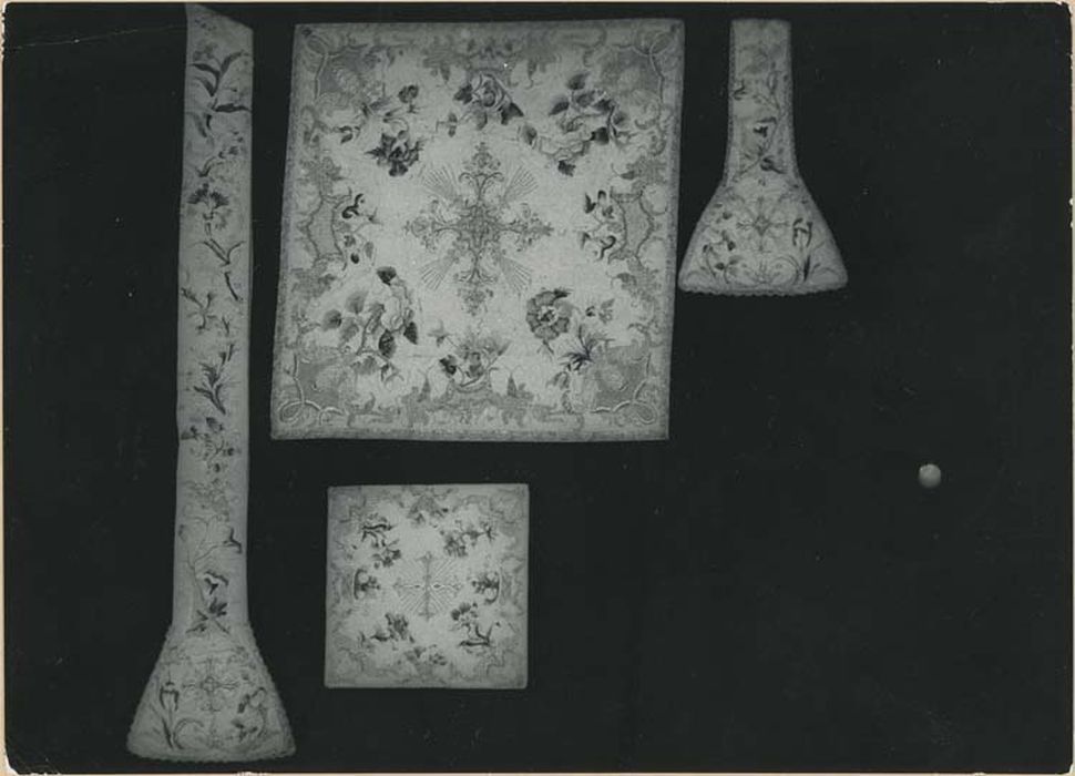 chasuble, voile huméral, étole, manipule, voile de calice, bourse - © Ministère de la Culture (France), Médiathèque du patrimoine et de la photographie, diffusion GrandPalaisRmn Photo