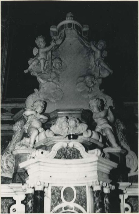autel, 2 gradins, tabernacle et exposition (maître-autel) - © Ministère de la Culture (France), Médiathèque du patrimoine et de la photographie, diffusion GrandPalaisRmn Photo