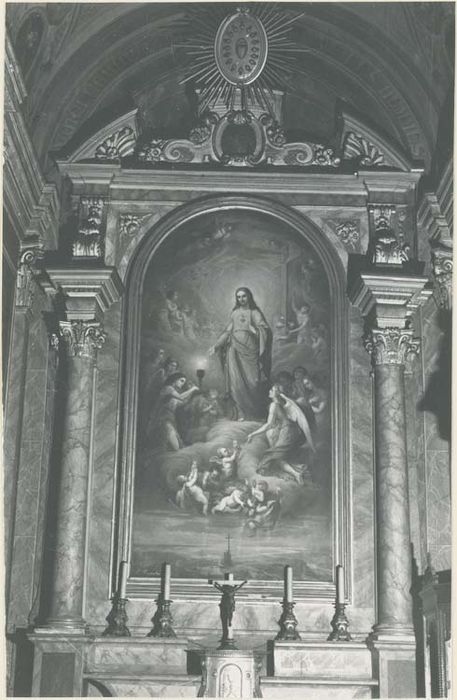 autel retable du Sacré-Coeur, tableau : le Sacré-Coeur debout sur une gloire de nuages entouré d'angelots - © Ministère de la Culture (France), Médiathèque du patrimoine et de la photographie, diffusion GrandPalaisRmn Photo