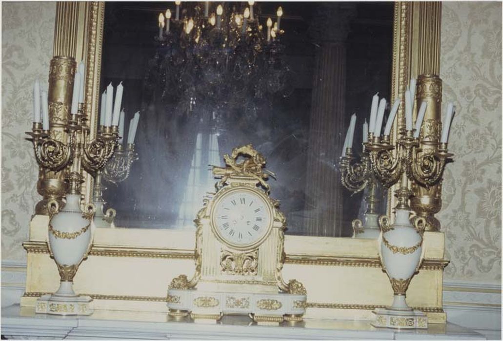 pendule et deux chandeliers (girandoles) - © Ministère de la Culture (France), Médiathèque du patrimoine et de la photographie, diffusion GrandPalaisRmn Photo