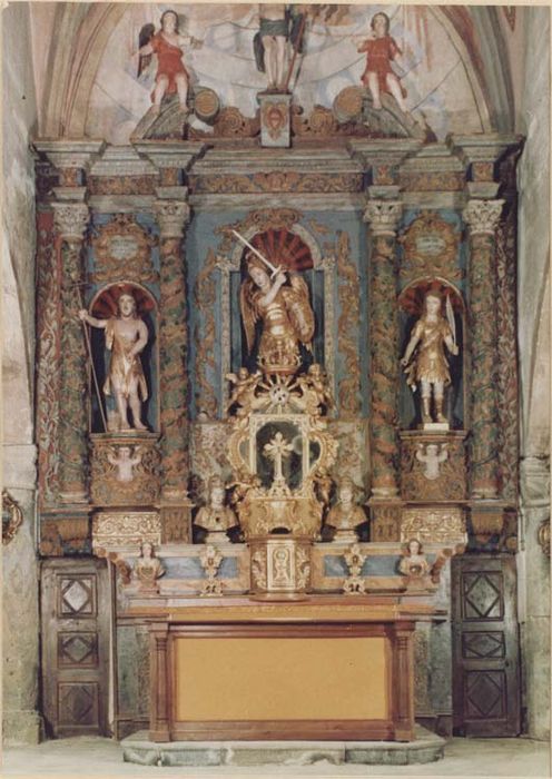 autel, retable, 3 statues : Saint Michel, saint Jean-Baptiste, saint Julien martyr, exposition, 4 bustes-reliquaires, 2 reliquaires-monstrances (maître-autel) - © Ministère de la Culture (France), Médiathèque du patrimoine et de la photographie, diffusion GrandPalaisRmn Photo