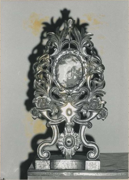 16 objets-reliquaires non identifiés (parure de l'autel majeur)