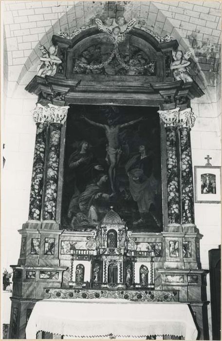 autel retable de la Crucifixion, tableau : la Vierge, saint Jean et Marie-Madeleine aux pieds de la Croix, statue : Christ - © Ministère de la Culture (France), Médiathèque du patrimoine et de la photographie, diffusion GrandPalaisRmn Photo