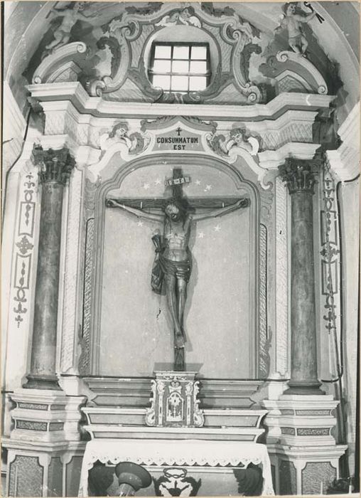 Autel, retable, tabernacle, statue : Christ en croix