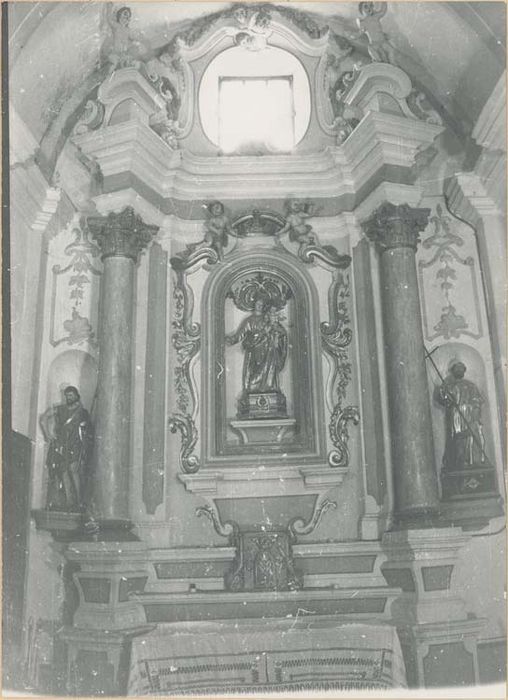 Autel et retable de la Vierge, tabernacle, 3 statues : Vierge à l'Enfant, Saint Jean-Baptiste, Saint Roch