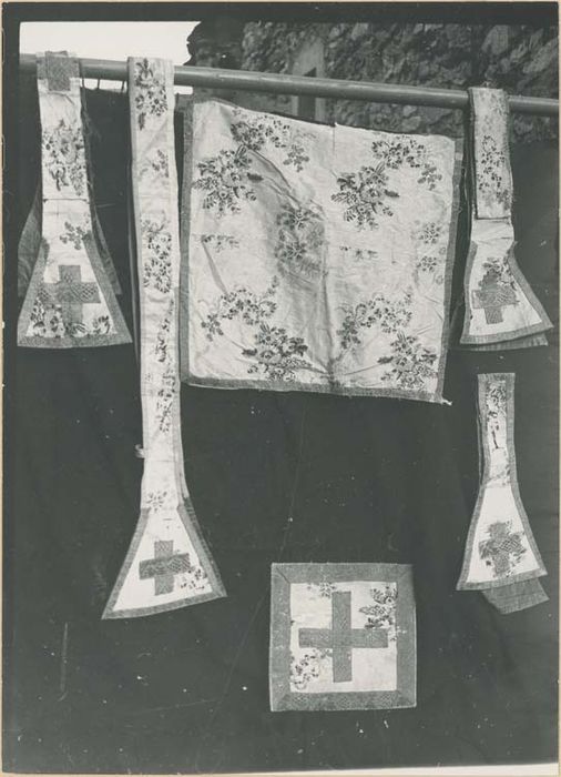 chasuble, 2 dalmatiques, 2 étoles, 2 manipules, voile de calice, bourse (ornement) - © Ministère de la Culture (France), Médiathèque du patrimoine et de la photographie, diffusion GrandPalaisRmn Photo