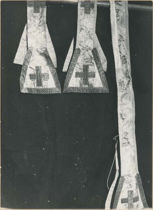 chasuble, 2 dalmatiques, 2 étoles, 2 manipules, voile de calice, bourse (ornement) - © Ministère de la Culture (France), Médiathèque du patrimoine et de la photographie, diffusion GrandPalaisRmn Photo