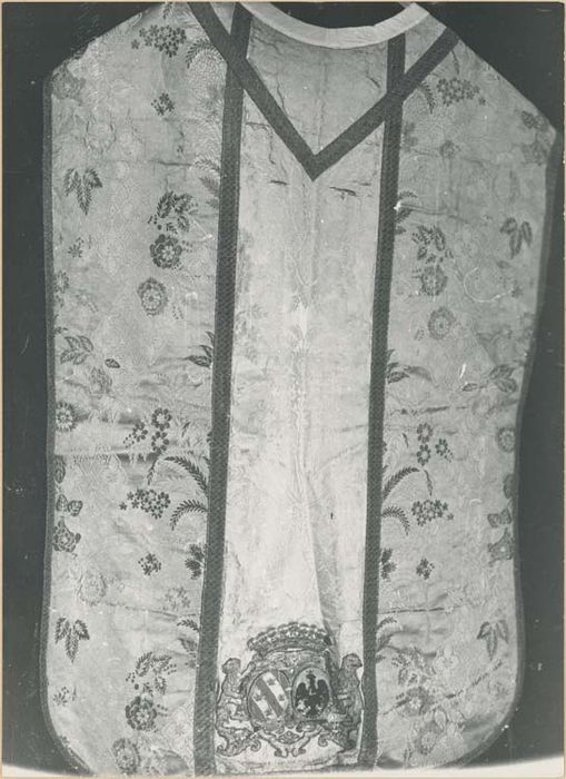 chasuble, 2 dalmatiques, 2 étoles, 2 manipules, voile de calice, bourse (ornement)