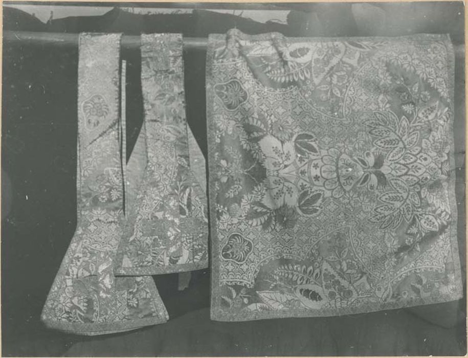 chasuble, étole, manipule, voile de calice, bourse (ornement)