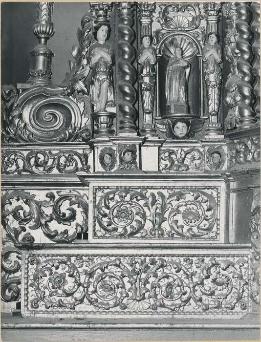 retable, gradins d'autel, tabernacle, statuettes, 2 chandeliers