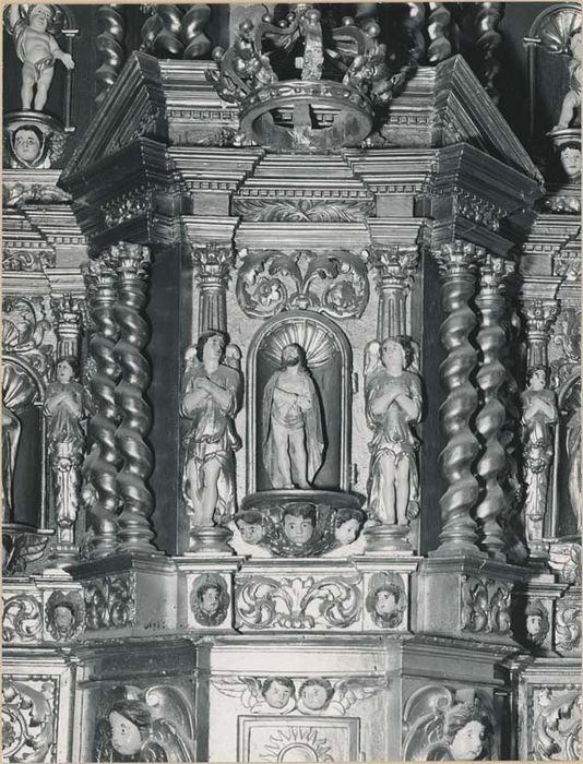 retable, gradins d'autel, tabernacle, statuettes, 2 chandeliers