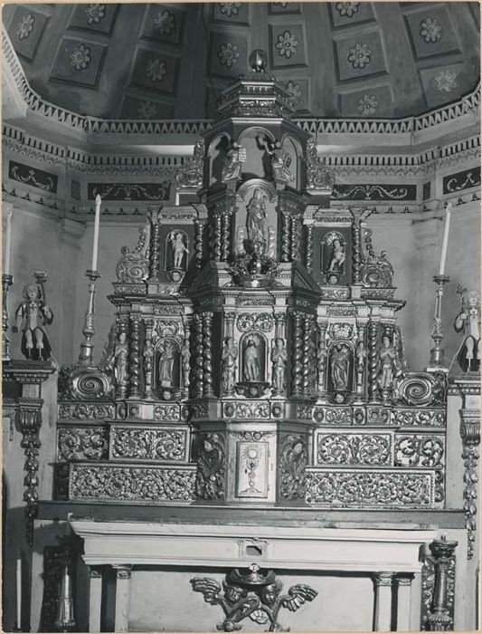 retable, gradins d'autel, tabernacle, statuettes, 2 chandeliers