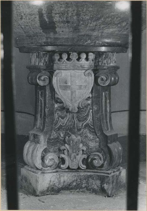 fonts baptismaux, clôture et tableau : Saint Jean-Baptiste et l'agneau