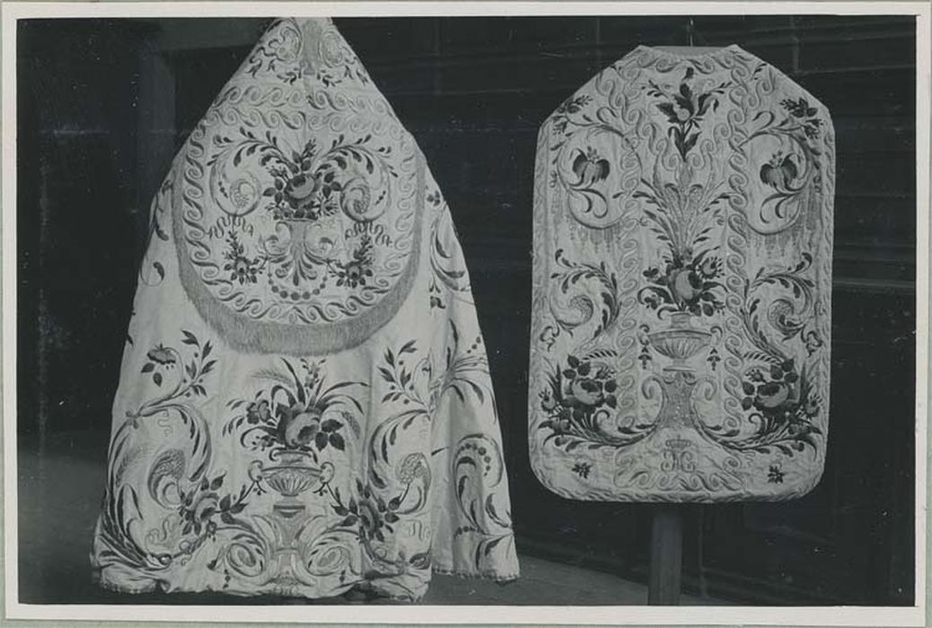 2 chapes, 2 dalmatiques, chasuble (ornement)