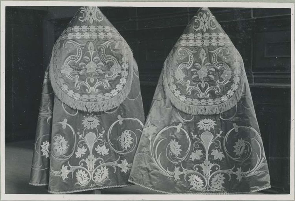 3 chapes, 2 dalmatiques, chasuble (ornement)