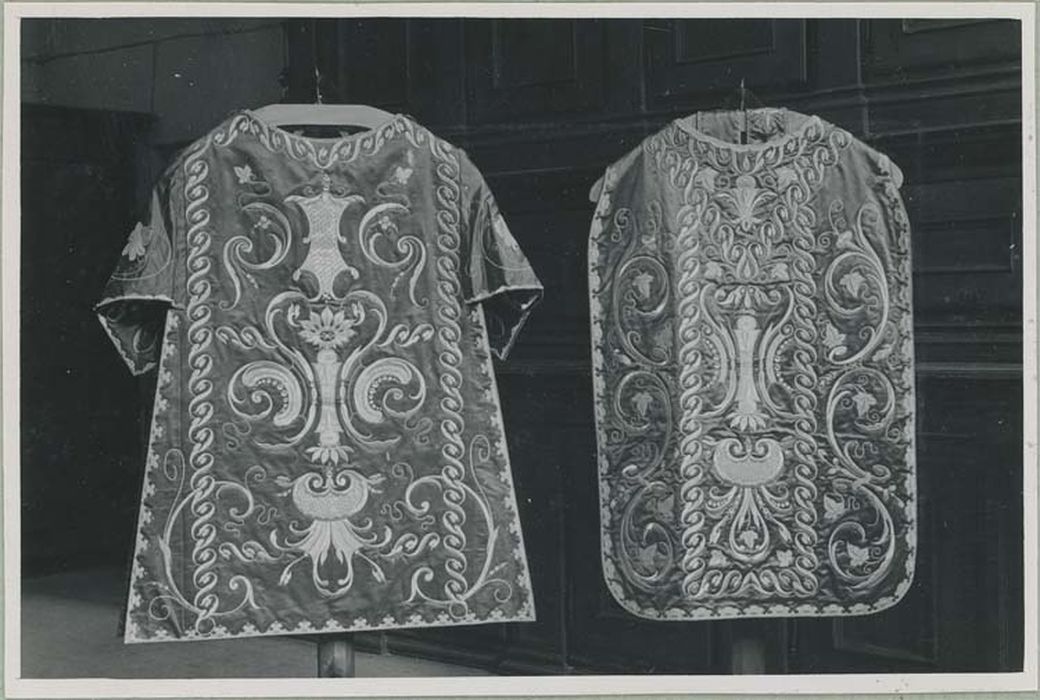 3 chapes, 2 dalmatiques, chasuble (ornement)