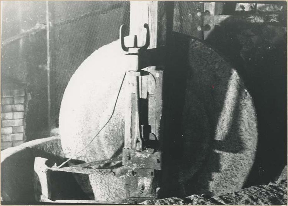 machine à extraire des fluides (moulin à olives et son mécanisme)