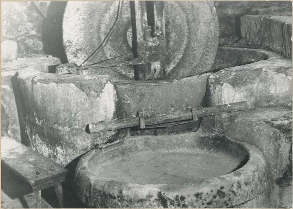 machine à extraire des fluides (moulin à olives et son mécanisme)