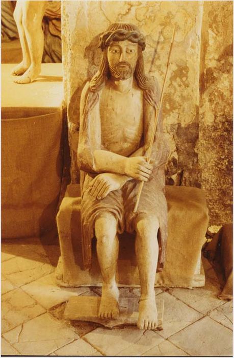 Statue : le Christ assis tenant un roseau