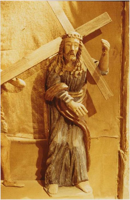 Statue : le Christ portant la Croix