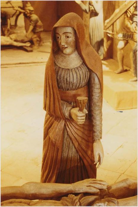 statue : Sainte femme au pied du calvaire