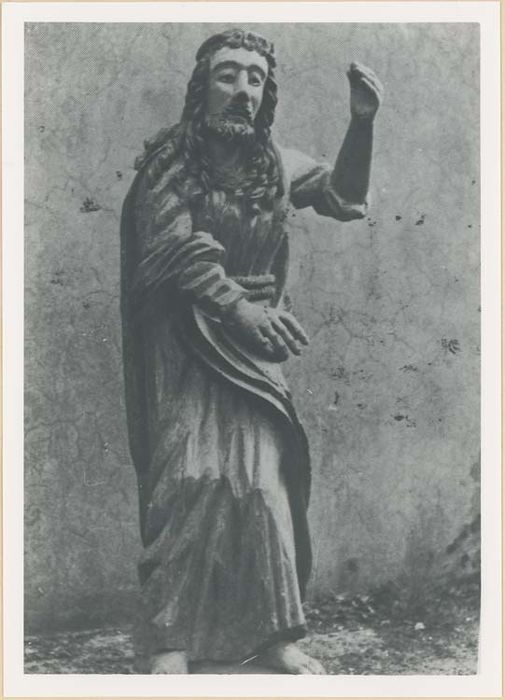 statue : le Christ portant la Croix
