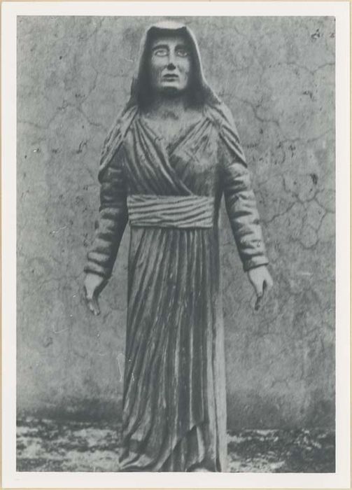 statue : la Vierge au pied du calvaire