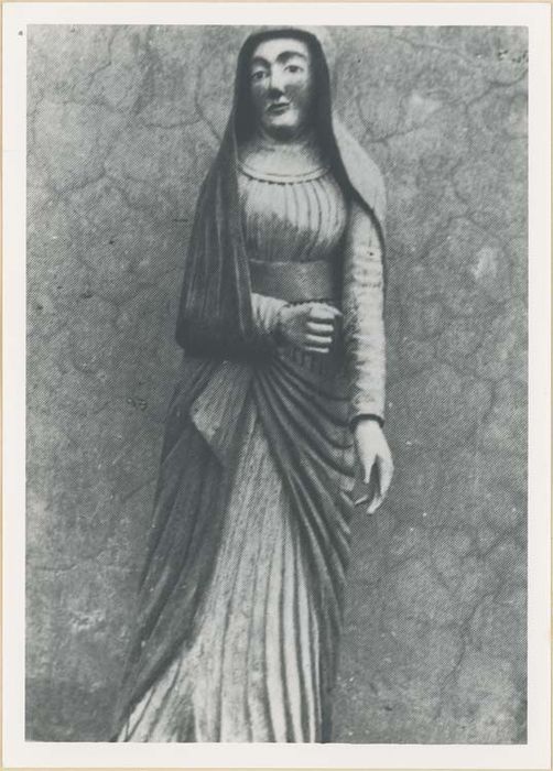 statue : Sainte femme au pied du calvaire