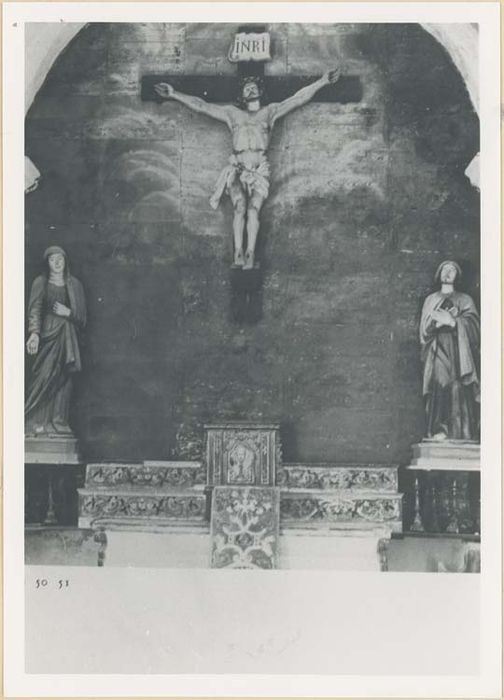 groupe sculpté : Christ en croix entre la Vierge et saint Jean