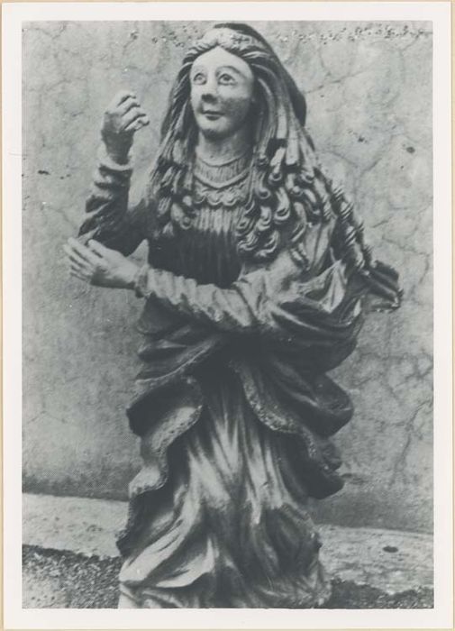 statue : Sainte femme au calvaire