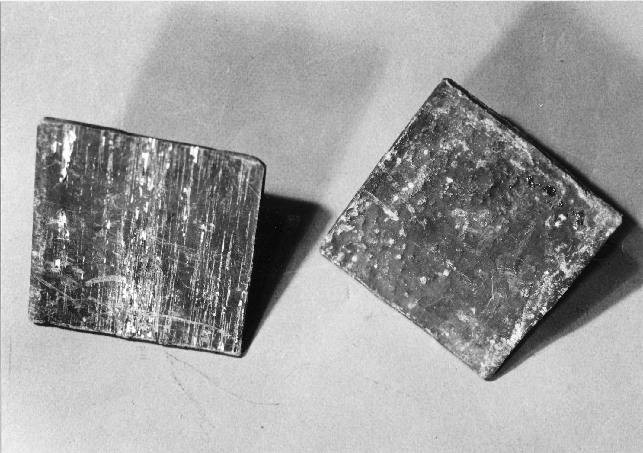 Échantillons modernes de plomb coulé et de plomb laminé
