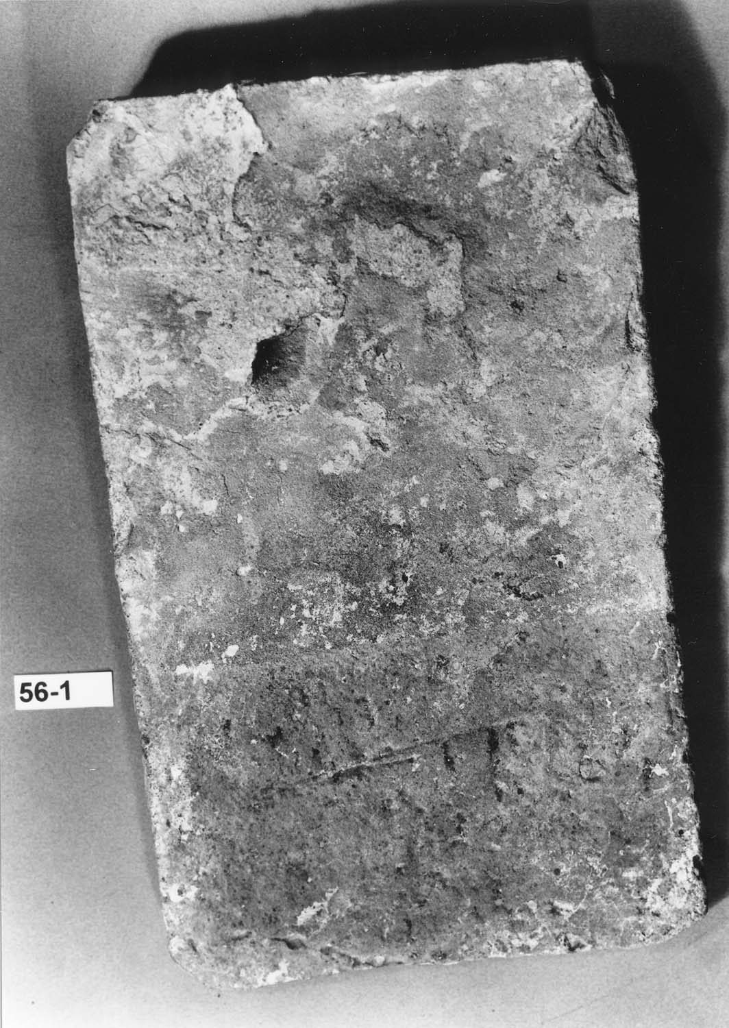 Fragment de tuile plate ancienne vernissée gris-vert à tenon
