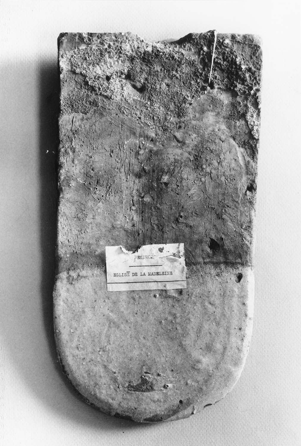 Tuile plate ancienne vernissée jaune, en écaille à deux trous, recto
