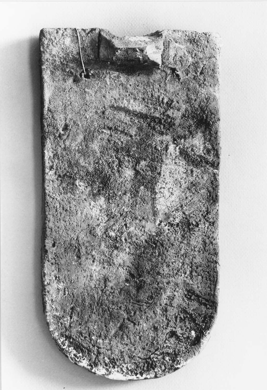 Tuile plate ancienne vernissée jaune, en écaille à deux trous, verso