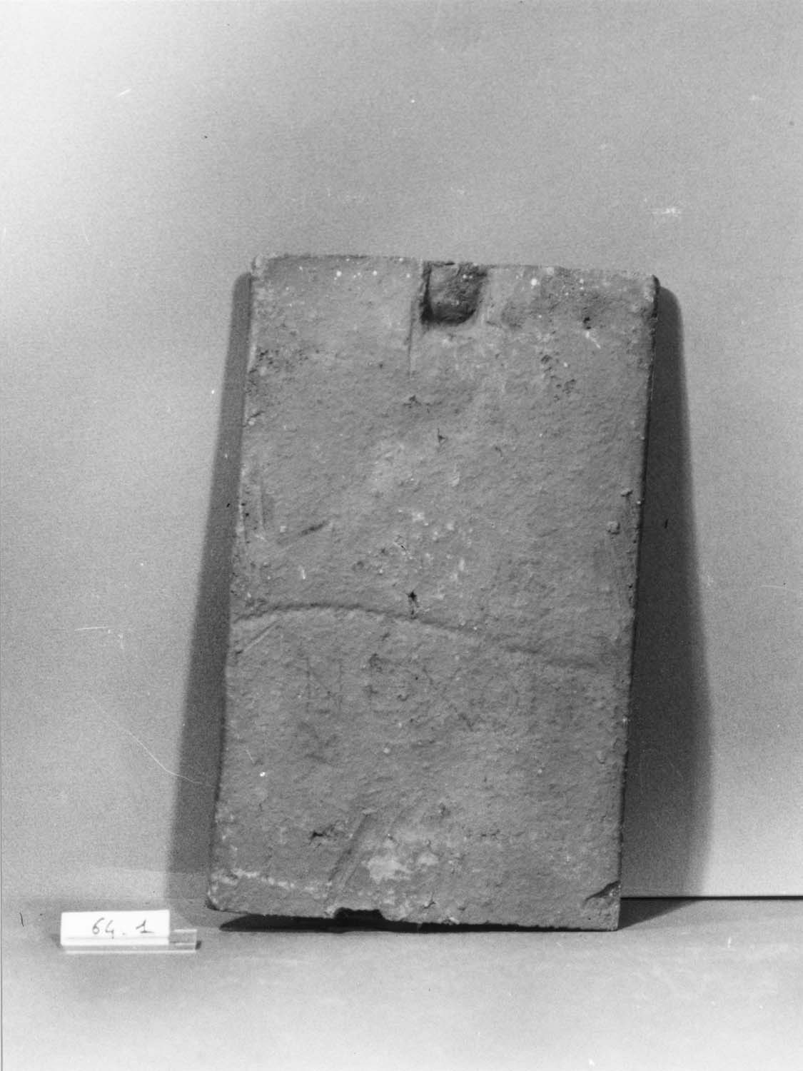 Tuile plate ancienne à tenon, avec inscription