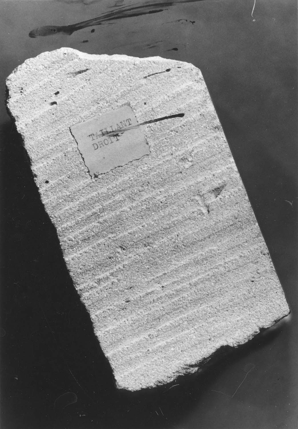 Différentes traces modernes de tailles de pierre et sciage, sur chaque face du bloc de pierre : taillant droit, chemin de fer, bretture, grain d’orge