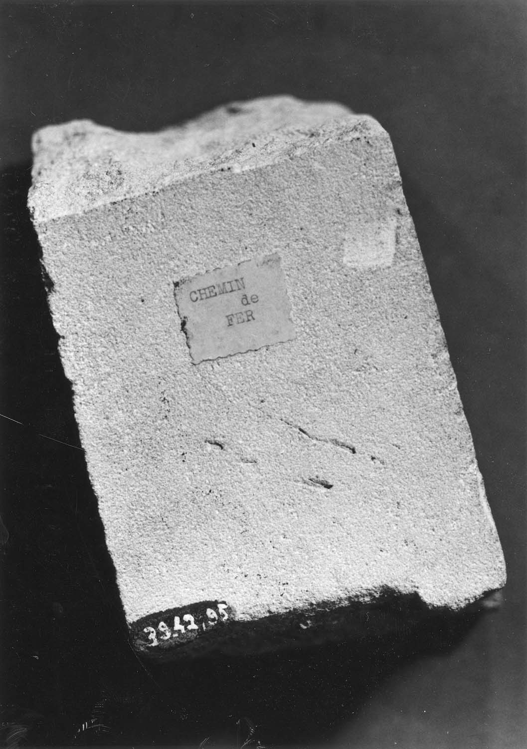 Différentes traces modernes de tailles de pierre et sciage, sur chaque face du bloc de pierre : taillant droit, chemin de fer, bretture, grain d’orge