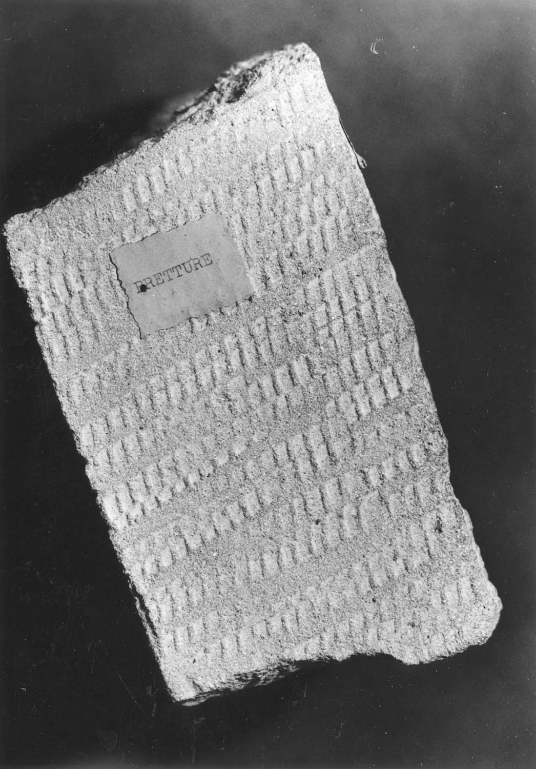 Différentes traces modernes de tailles de pierre et sciage, sur chaque face du bloc de pierre : taillant droit, chemin de fer, bretture, grain d’orge