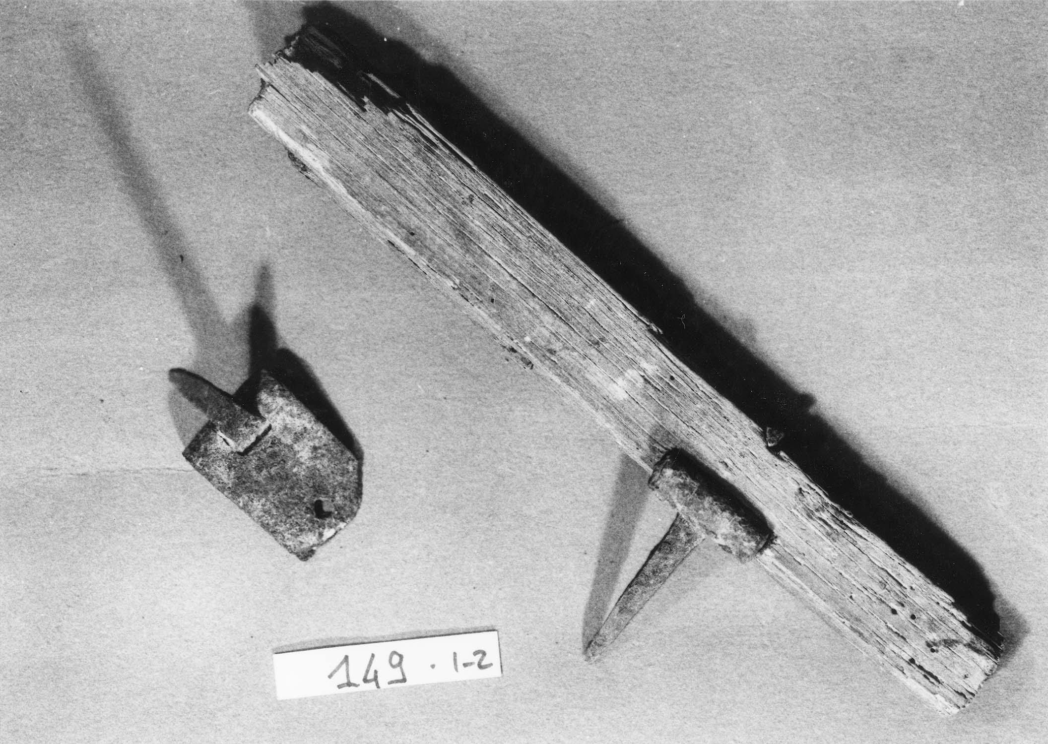 Charnière ancienne avec fragment de bois et charnière avec fragment de métal seul