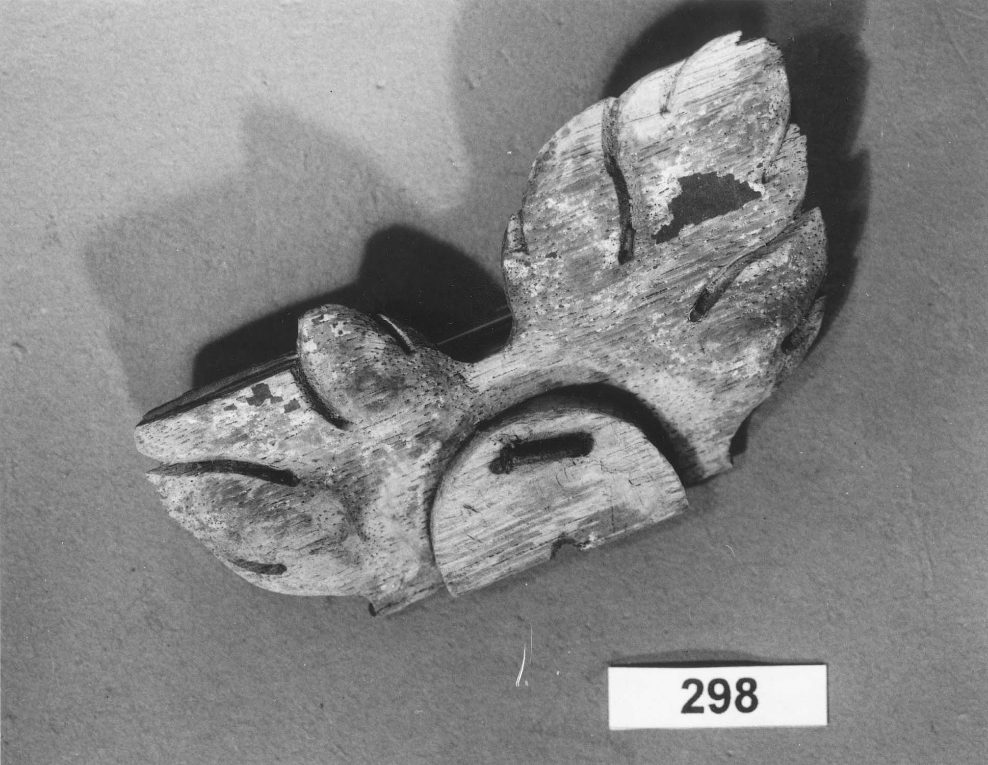Fragment d’ornement en bois décorant les couvre-joints d'un lambris avec clou