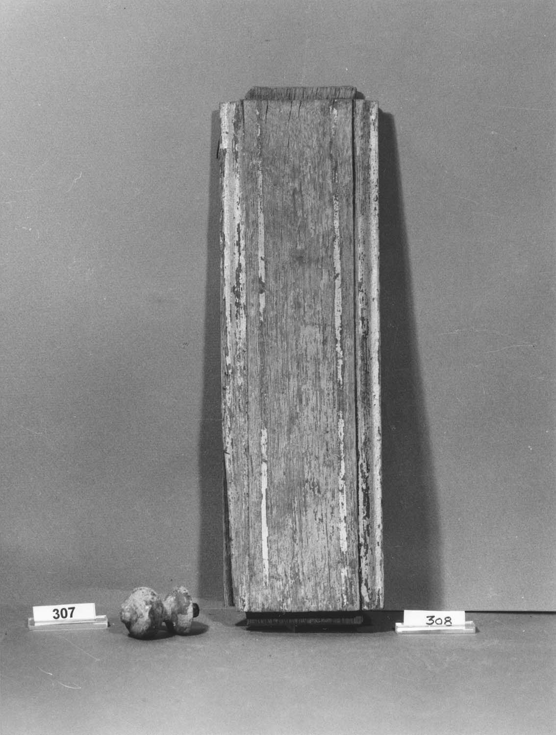 Toupie pendante et fragment de plafond avec trace de dorure
