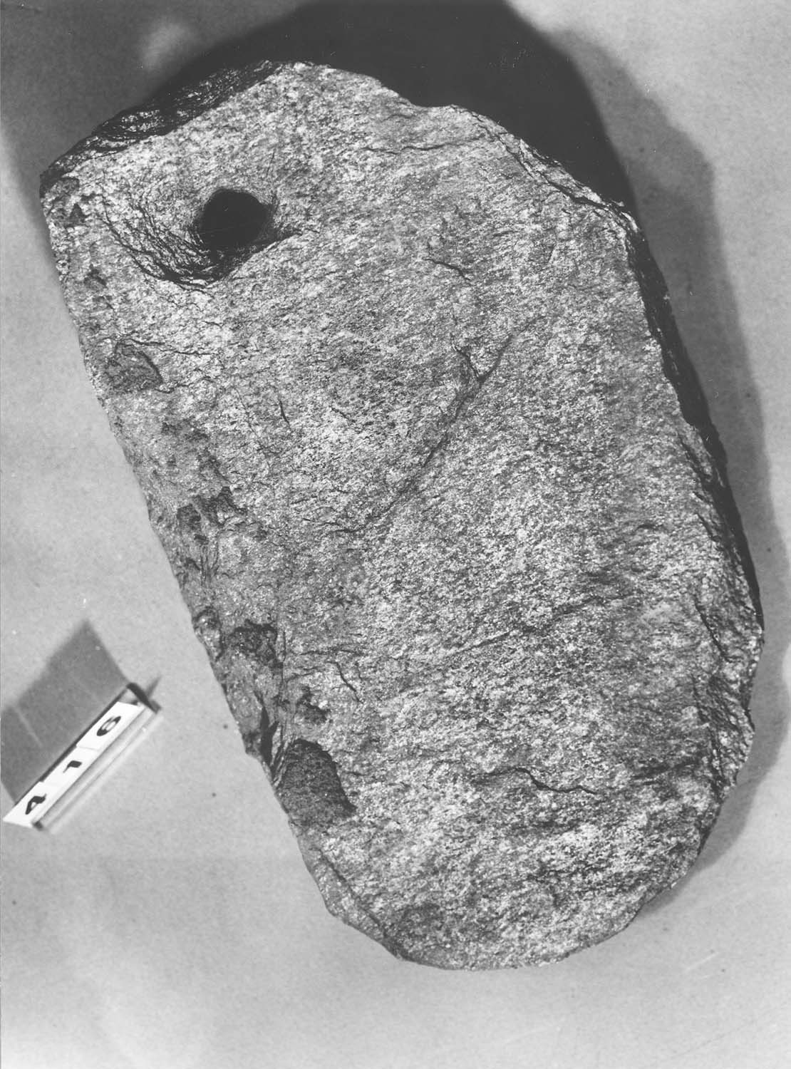 Lauze de micaschiste ancienne percée d’un trou par une cheville, taillée en écaille