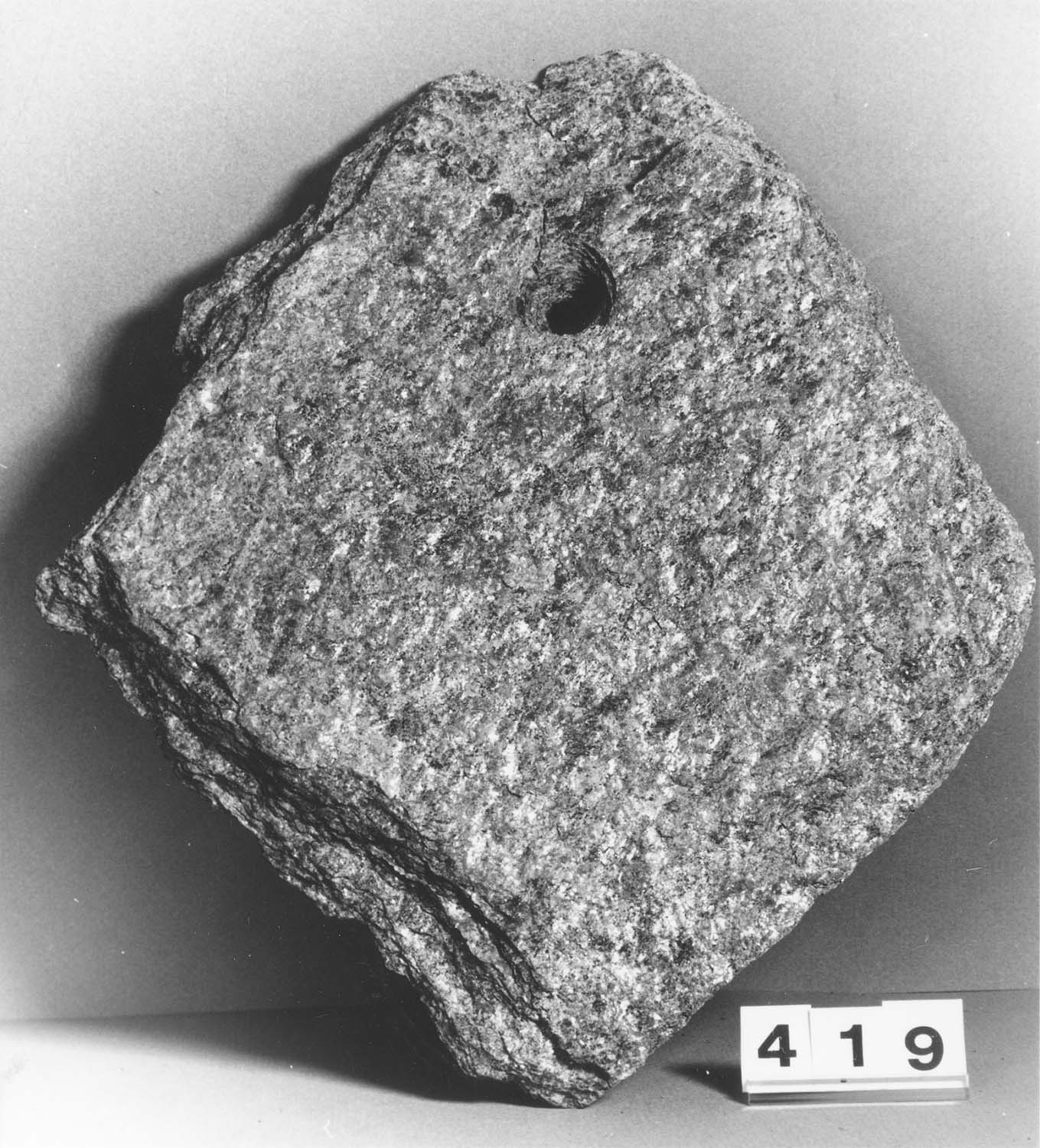 Lauze de micaschiste ancienne percée d’un trou