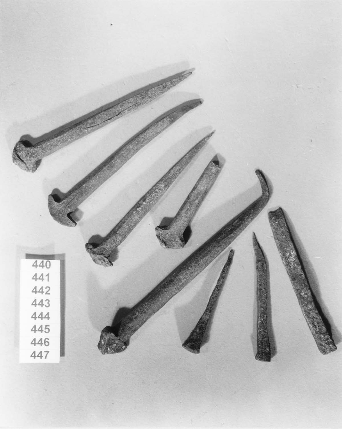 Clous et fragments de clou d'assemblage de charpente ou de pan de bois