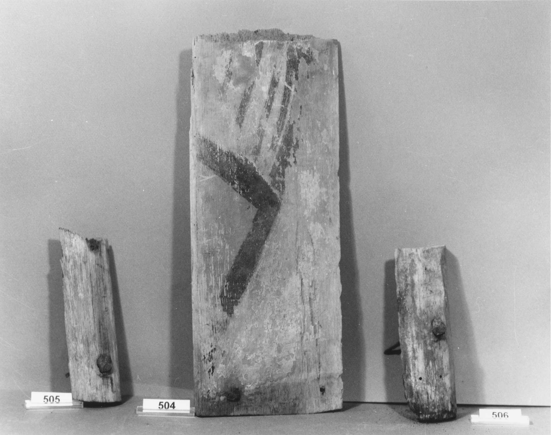 Planche de voûte lambrissée peinte et couvre-joint ; Couvre-joint avec clou
