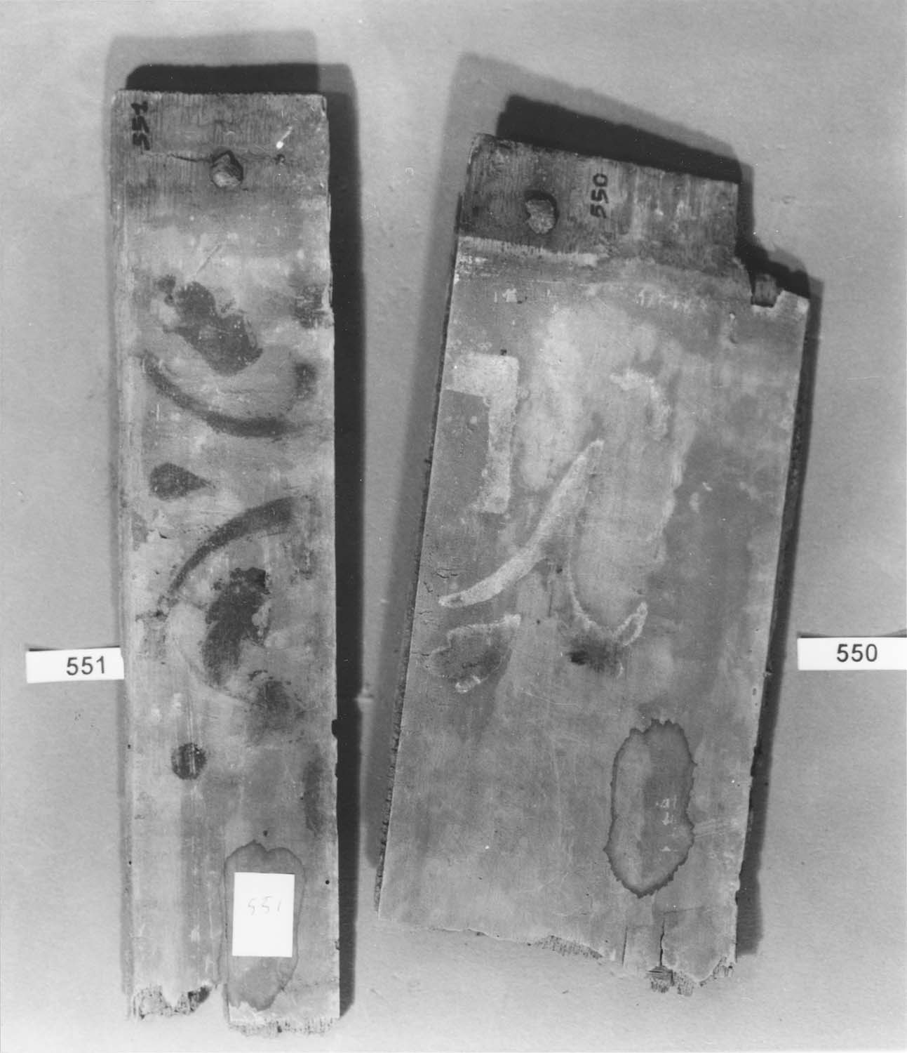 Fragment de voûte lambrissée, planche, et couvre-joint avec tête de clou